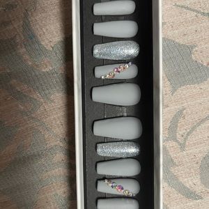 Press on nails